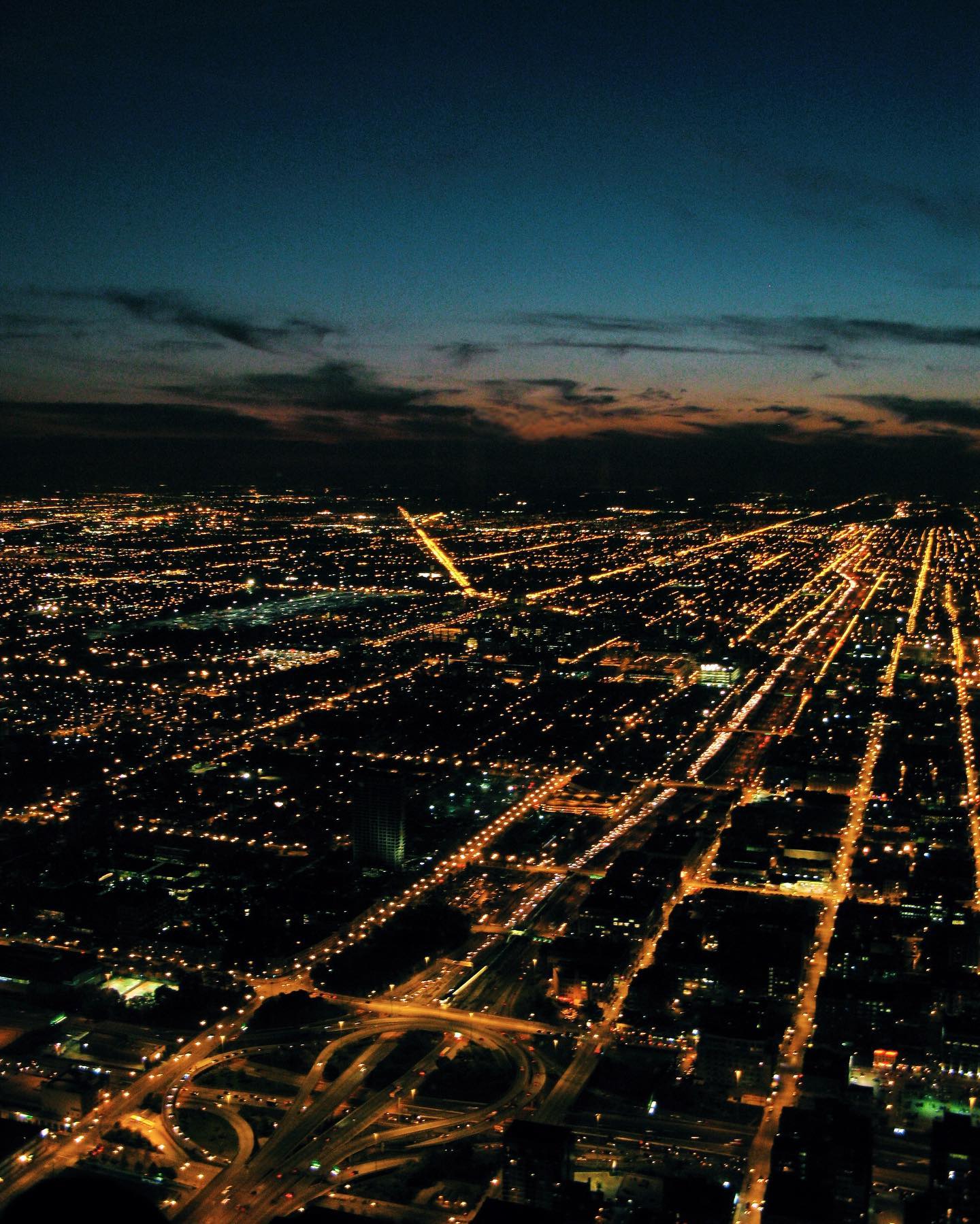 Chicago rules… 
📷 @alexiosvandoros 
_
_
#chicagogram #chicagophotographer #chicagosky #chicagocity #visitchicago #aerialphotography #instatravel #architravelovers #lovechicago #beautifuldestinations #picoftheday